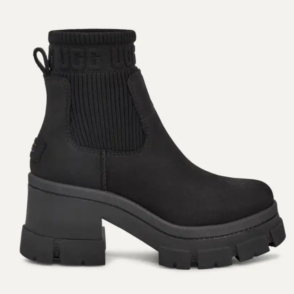 UGG BROOKLYN CHELSEA NEVER WORN NEW IN BOX